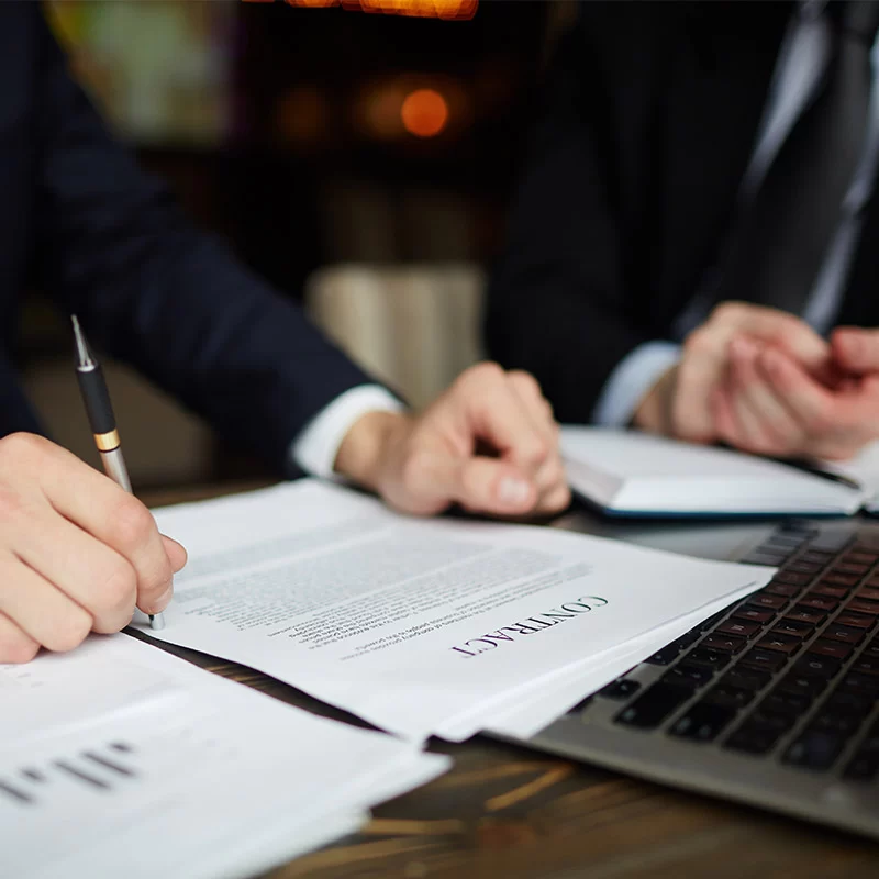 Advogados trabalhando com segurança jurídica