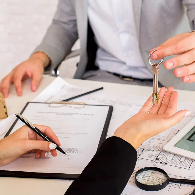 Advogados discutindo questões do mercado imobiliário