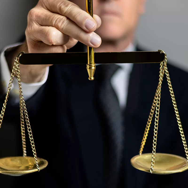 Advogado pessoa física segurando a balança símbolo da justiça
