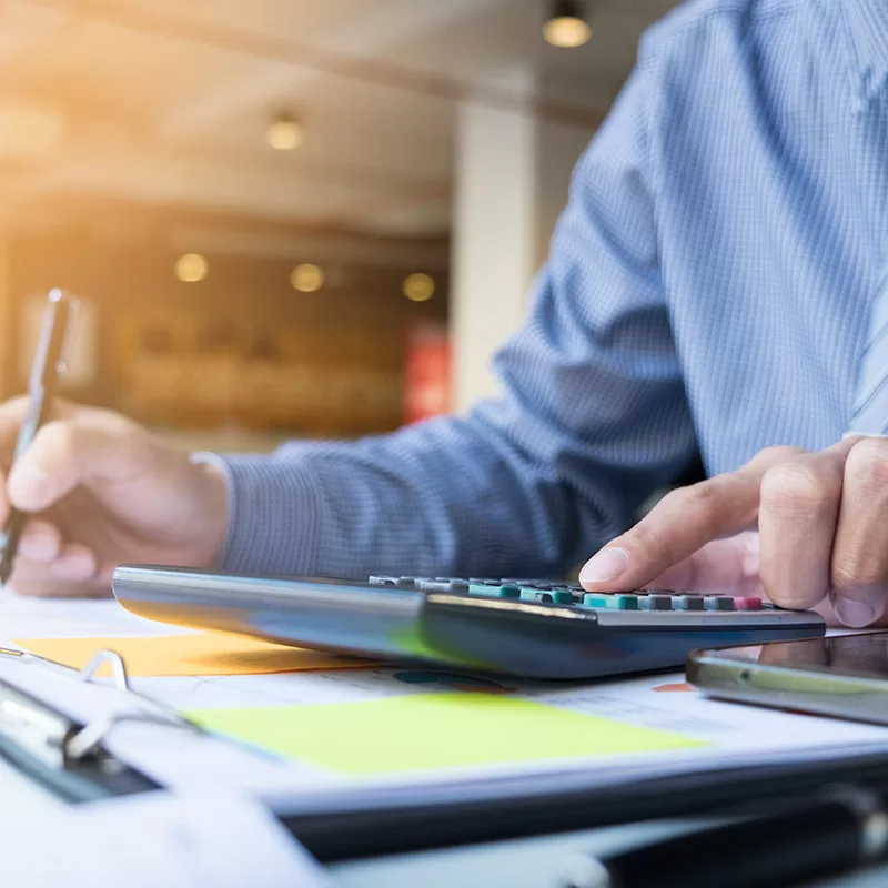 Advogado trabalhando com dívidas tributárias de empresas